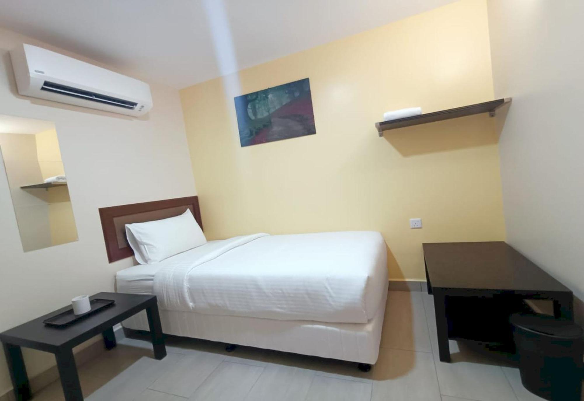 Capital O 90897 Island City Hotel Джорджтаун Экстерьер фото