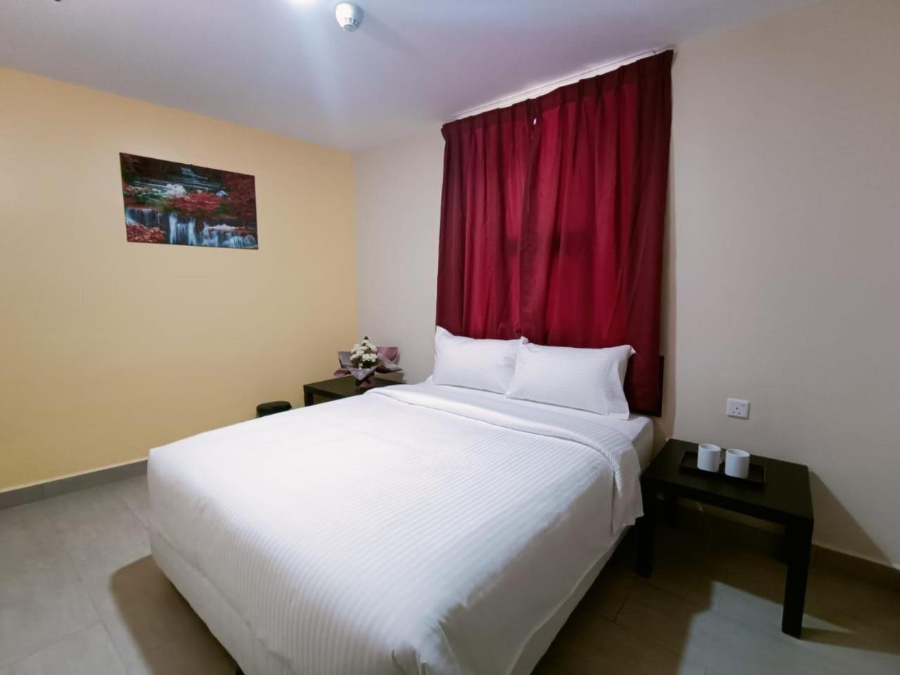 Capital O 90897 Island City Hotel Джорджтаун Экстерьер фото