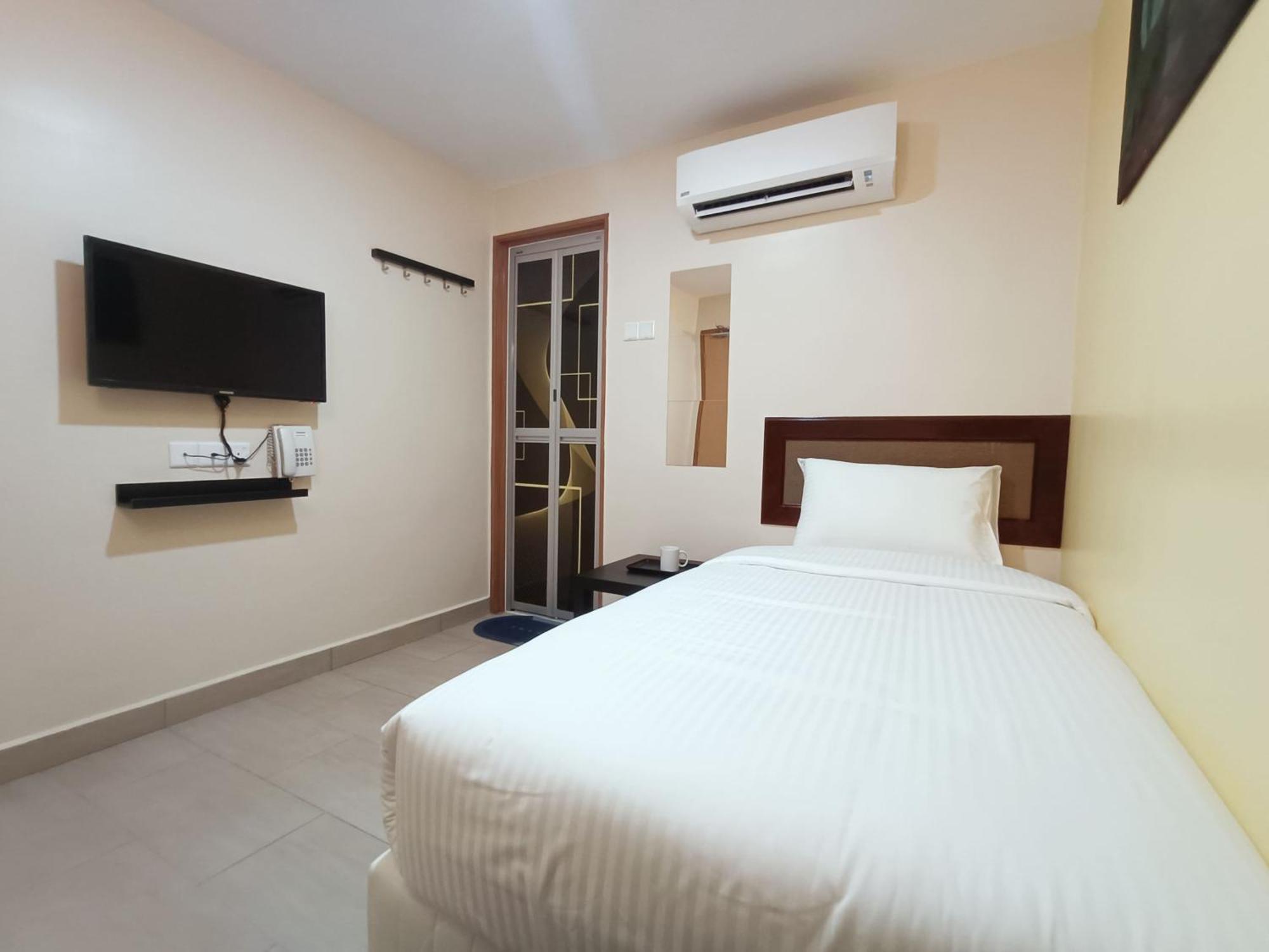 Capital O 90897 Island City Hotel Джорджтаун Экстерьер фото