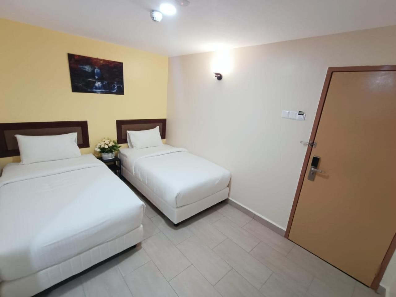 Capital O 90897 Island City Hotel Джорджтаун Экстерьер фото