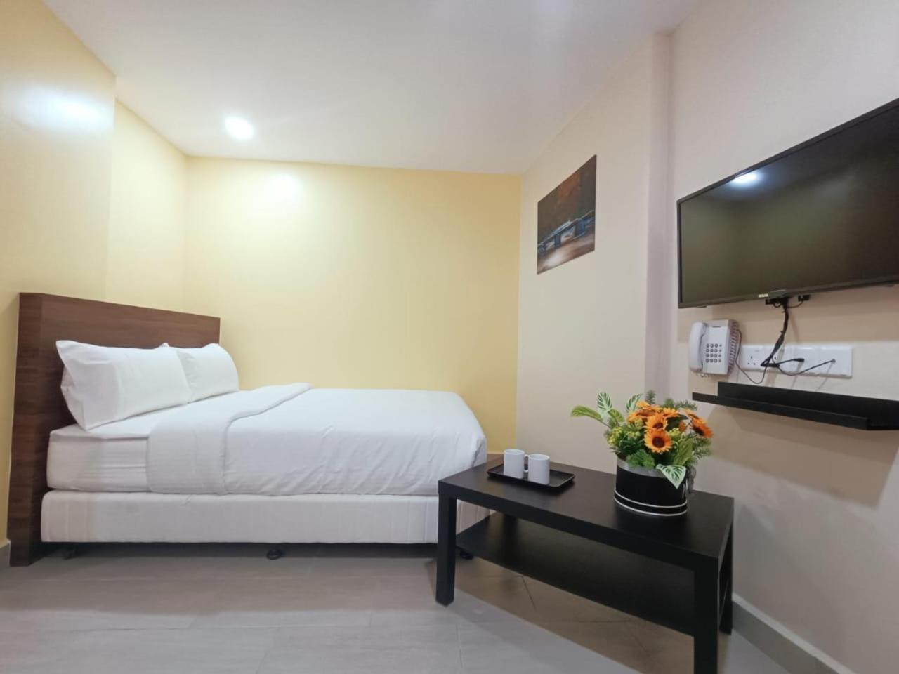 Capital O 90897 Island City Hotel Джорджтаун Экстерьер фото
